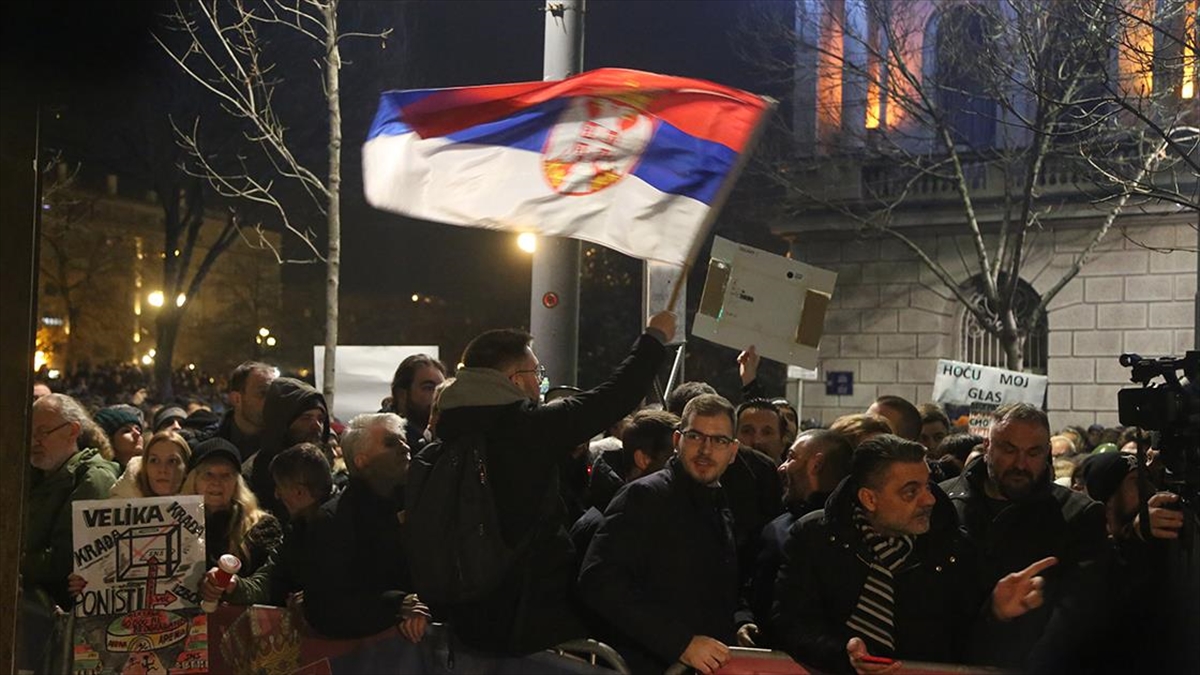 Сербия заявила. Белград протесты 2024 разбитые стекла.