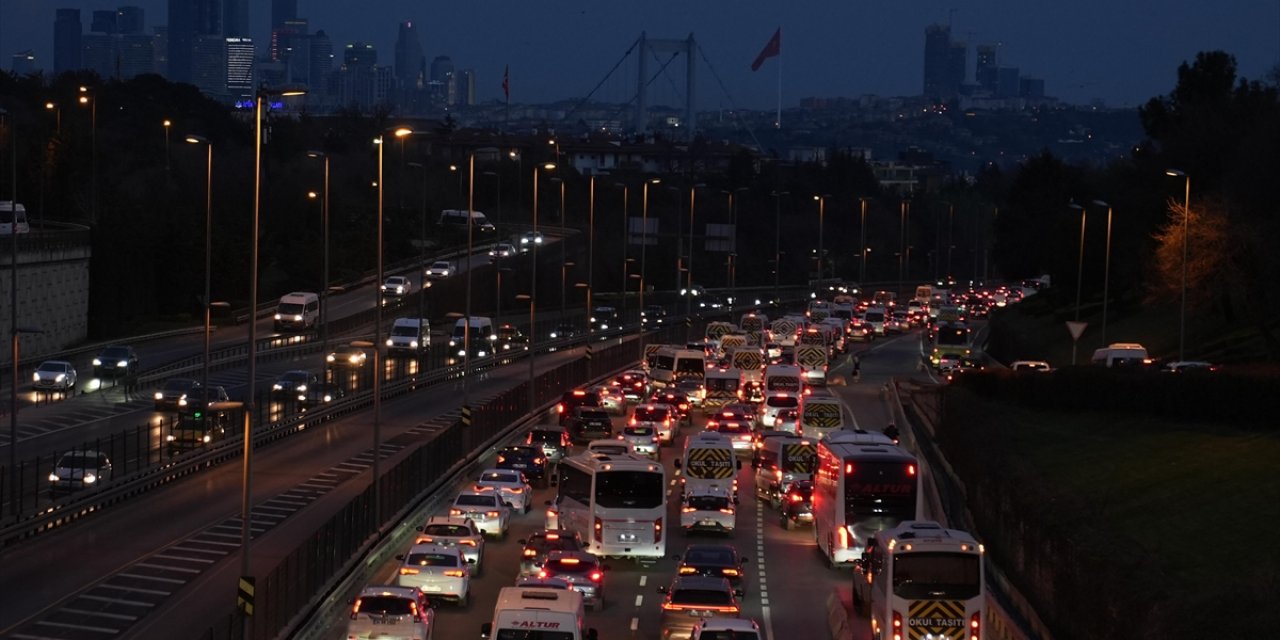 İstanbul'da Haftanın İlk İş Gününde Trafikte Yoğunluk Yaşanıyor