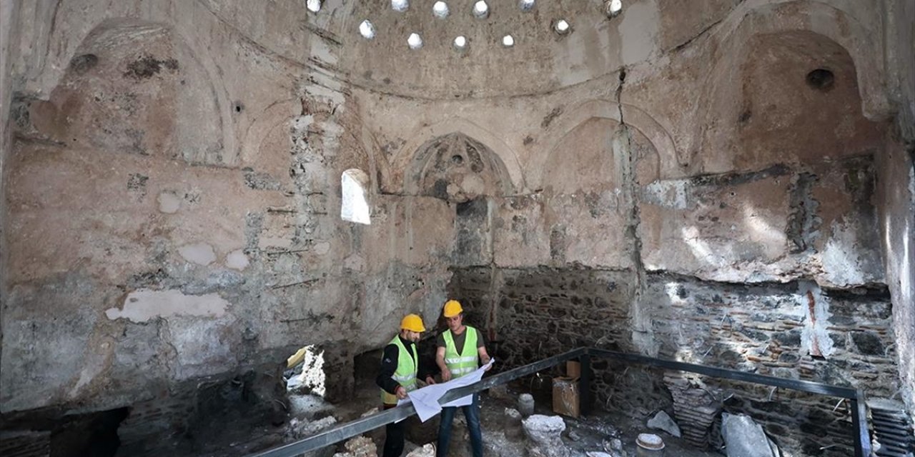 İzmir'deki Tarihi Kıllıoğlu Hamamı'nın Restorasyonu Yeniden Başladı