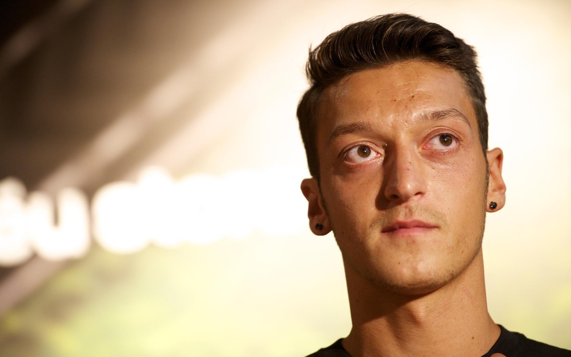 Месут озил. Месут Озил 2013. Mesut Ozil HD. M10 Mesut. Озил глаза.