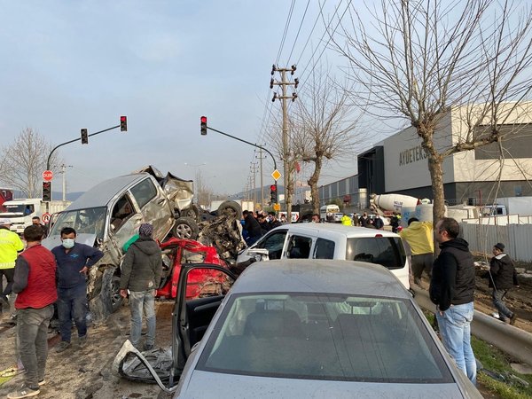 0x0-son-dakika-bursa-ankara-yolunda-freni-bosalan-tir-20-araci-bicti-olu-ve-yaralilar-var-1615561303210.jpg