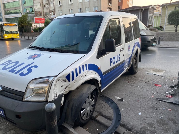 Ümraniye’de minibüs şöförü, polis araçlarına çarparak durabildi