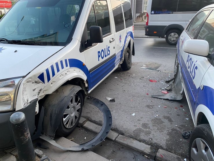 Ümraniye’de minibüs şöförü, polis araçlarına çarparak durabildi