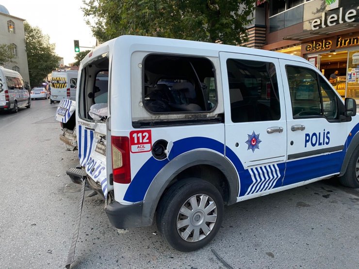 Ümraniye’de minibüs şöförü, polis araçlarına çarparak durabildi