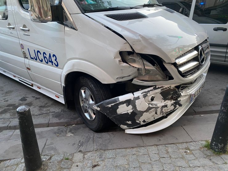 Ümraniye’de minibüs şöförü, polis araçlarına çarparak durabildi