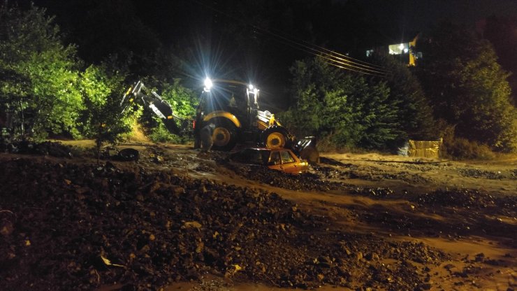 Kastamonu Yolunda Heyelan : İki Araç Toprak Altında Kaldı