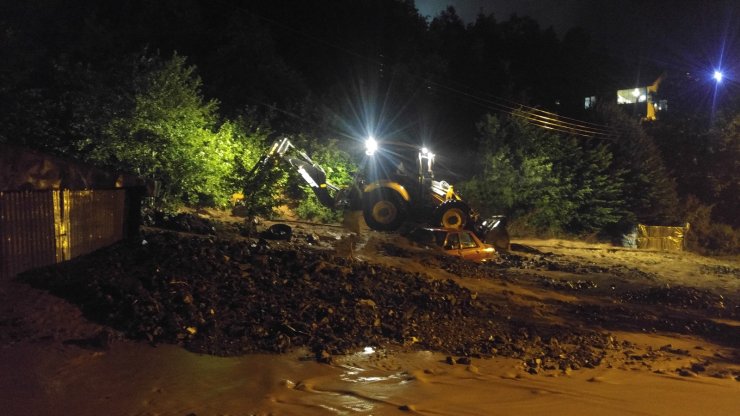 Kastamonu Yolunda Heyelan : İki Araç Toprak Altında Kaldı