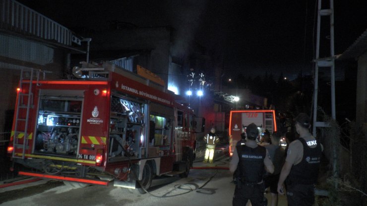 Pendik’te Duşa Kabin İmalathanesinde Yangın Çıktı