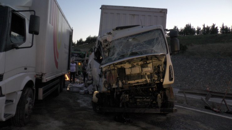 Tuzla Orhanlı gişelerinde tır ile kamyon çarpıştı: 3 yaralı