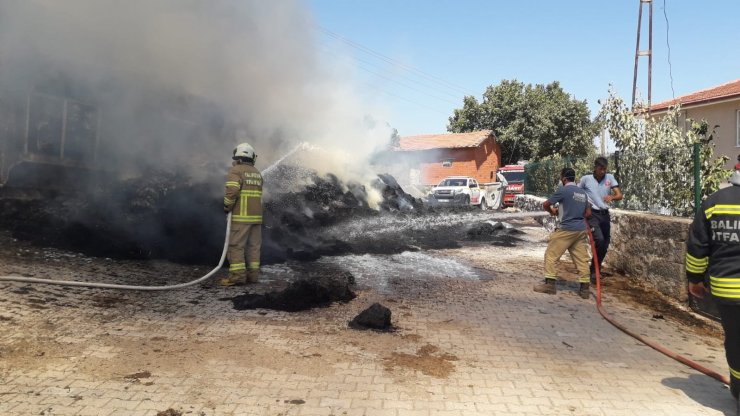 Balıkesir’de saman yüklü kamyon alev alev yandı