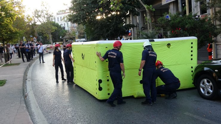 Beyoğlu’da terasa çıkarak intihara kalkışan 2 kişiyi polis ikna etti