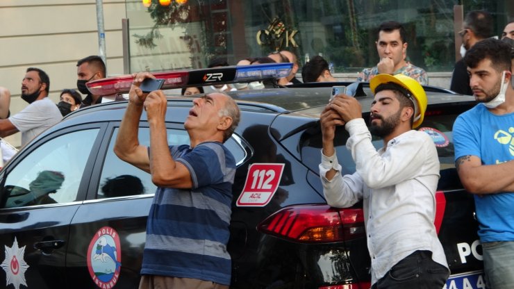 Beyoğlu’da terasa çıkarak intihara kalkışan 2 kişiyi polis ikna etti