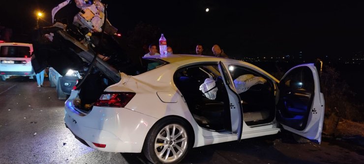 İstanbul'da Otomobil bariyerlere saplandı: 4 yaralı