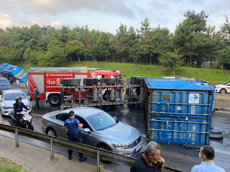 Tem Bağlantı Yolunda Zincirleme Trafik Kazası: 1’i Ağır 5 Yaralı