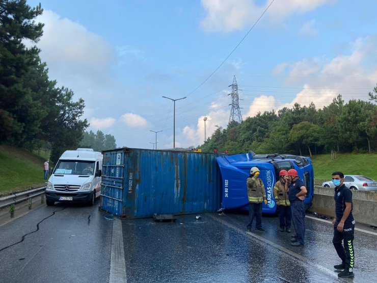 Tem Bağlantı Yolunda Zincirleme Trafik Kazası: 1’i Ağır 5 Yaralı