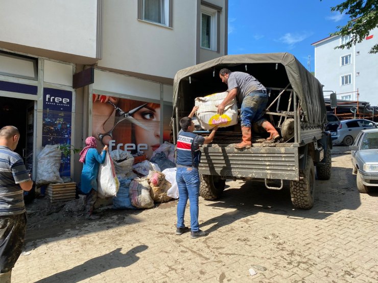 Afet Bölgesinde Askerler, Vatandaşların Eşyalarını Da Taşıyor