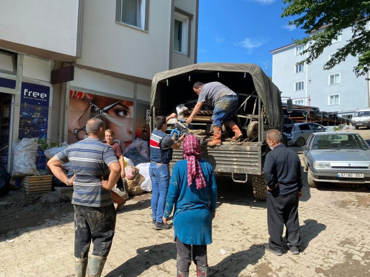 Afet Bölgesinde Askerler, Vatandaşların Eşyalarını Da Taşıyor