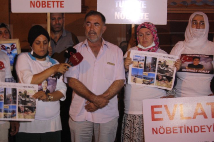 Diyarbakır’da ailelerin evlat nöbeti gece de devam ediyor