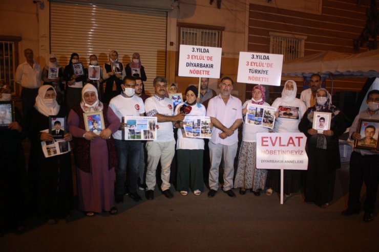 Diyarbakır’da ailelerin evlat nöbeti gece de devam ediyor