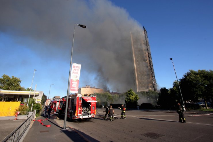 İtalya’da 15 katlı binada korkutan yangın