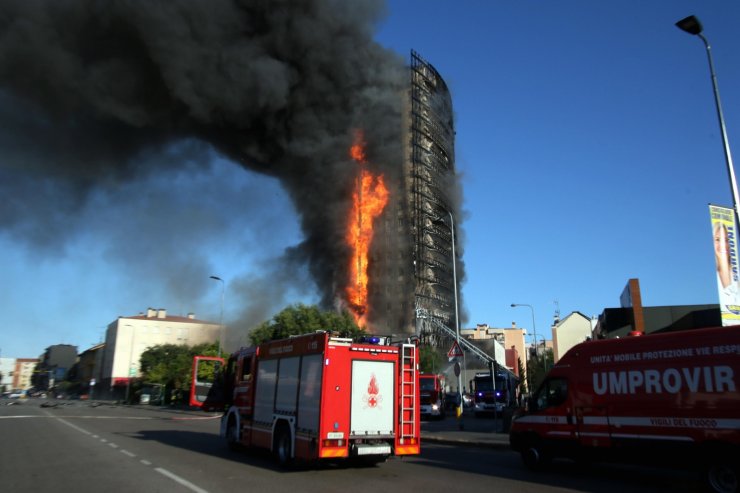 İtalya’da 15 katlı binada korkutan yangın