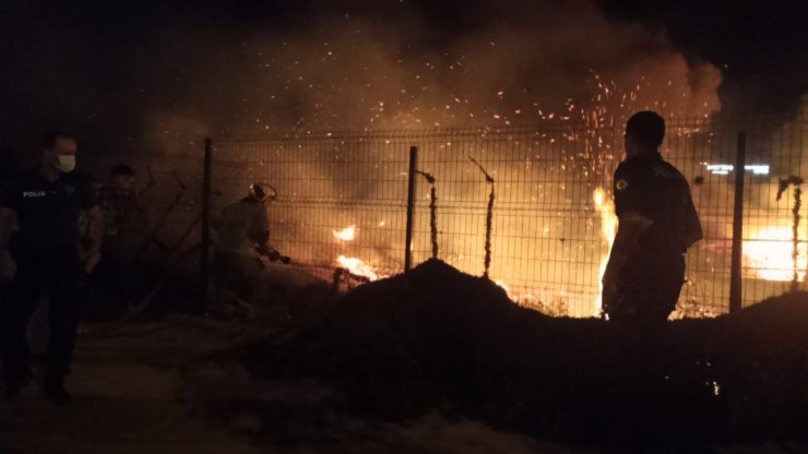 Bursa’da Gece Yol Kenarında Çıkan Alevler Tamir Atölyesi Ve Yüksek Gerilim Hattına Sıçradı