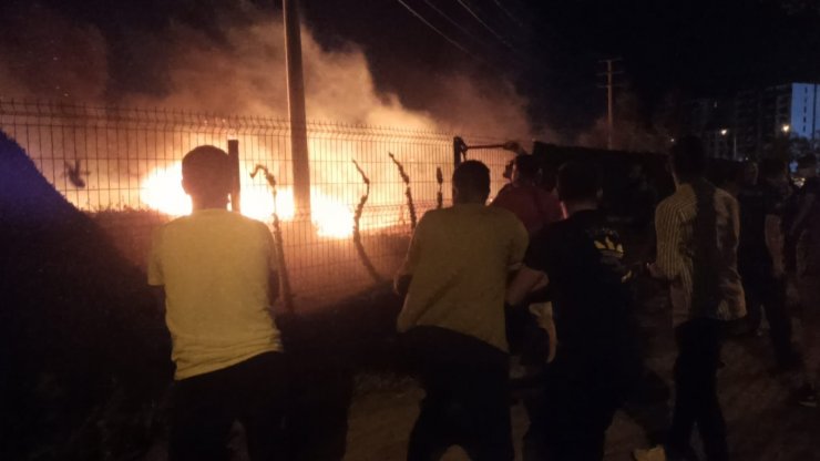 Bursa’da Gece Yol Kenarında Çıkan Alevler Tamir Atölyesi Ve Yüksek Gerilim Hattına Sıçradı