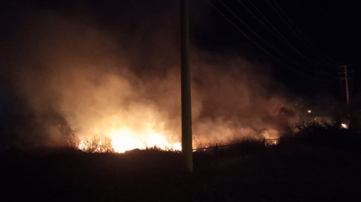 Bursa’da Gece Yol Kenarında Çıkan Alevler Tamir Atölyesi Ve Yüksek Gerilim Hattına Sıçradı