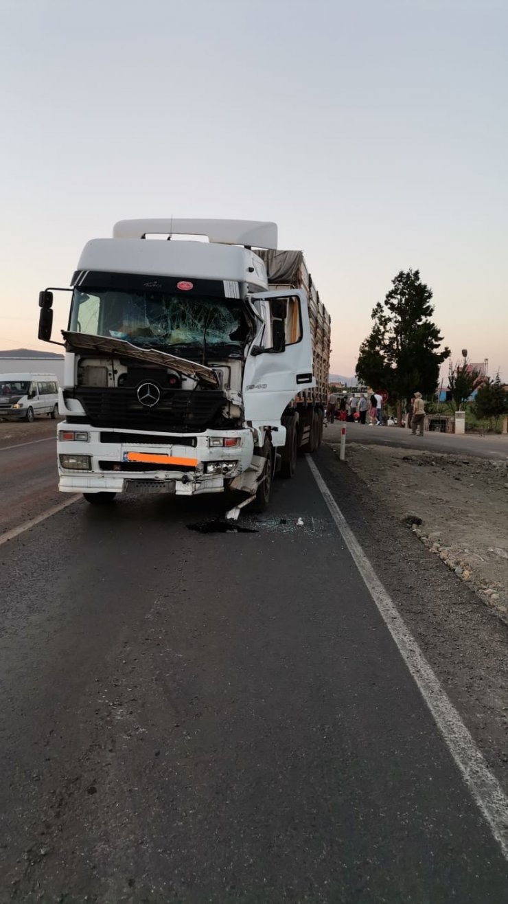 Mevsimlik işçileri taşıyan minibüs tırla çarpıştı: Yaralılar var