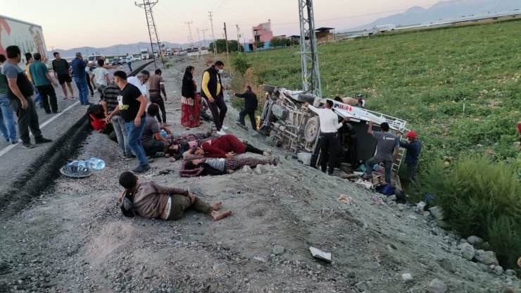 Mevsimlik işçileri taşıyan minibüs tırla çarpıştı: Yaralılar var