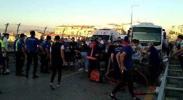 Başkent’te otomobil ile servis kafa kafaya çarpıştı: 3 ölü, 2 yaralı