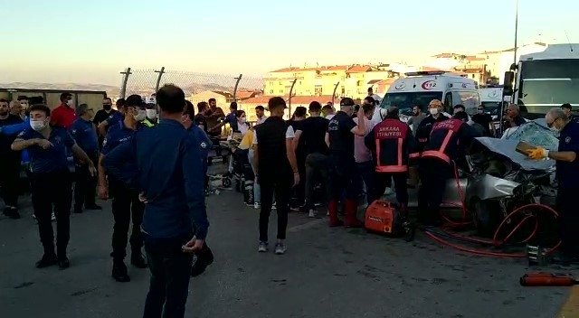 Başkent’te otomobil ile servis kafa kafaya çarpıştı: 3 ölü, 2 yaralı