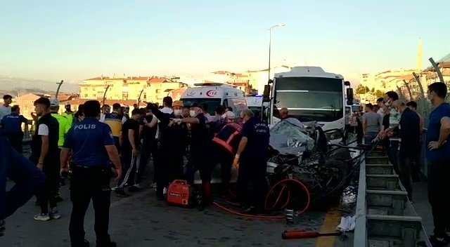 Başkent’te otomobil ile servis kafa kafaya çarpıştı: 3 ölü, 2 yaralı