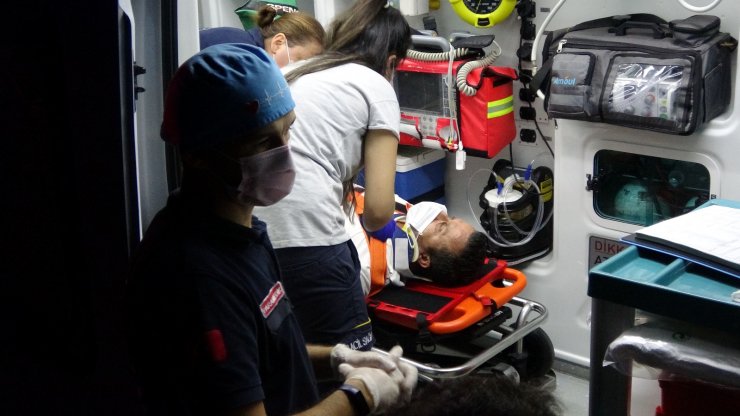 Kazada yaralanan otobüs şoförü, “Çalışmam lazım” diyerek ambulanstan inmeye çalıştı