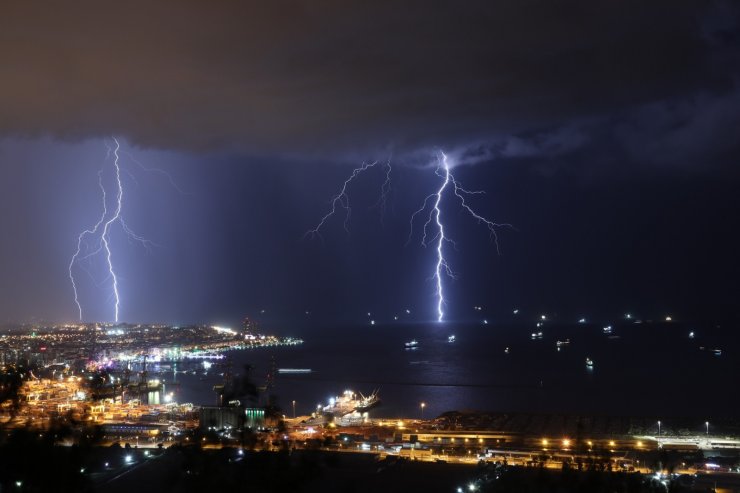 İskenderun’da şimşekler geceyi aydınlattı, sağanak hayatı felç etti